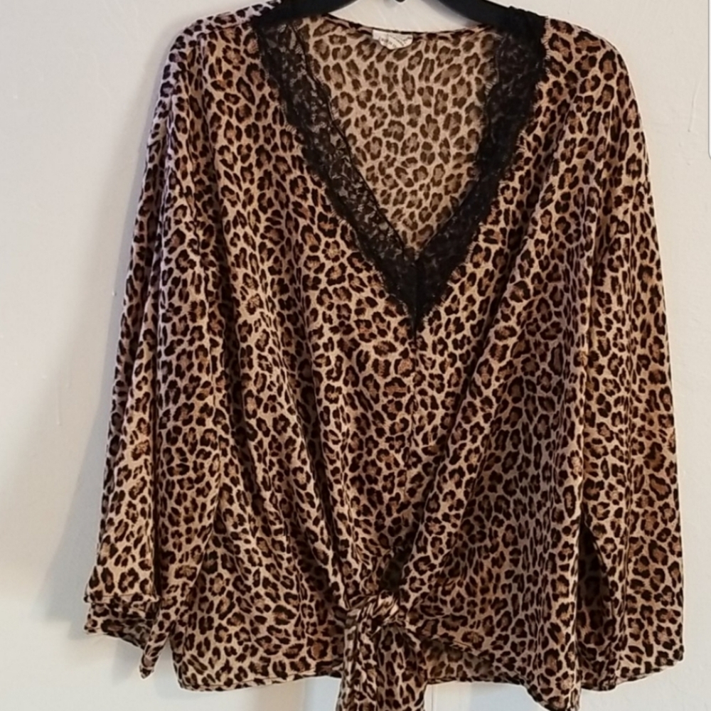 ⛱️Peach Love Leopard Print Bell Seeve Top Size L